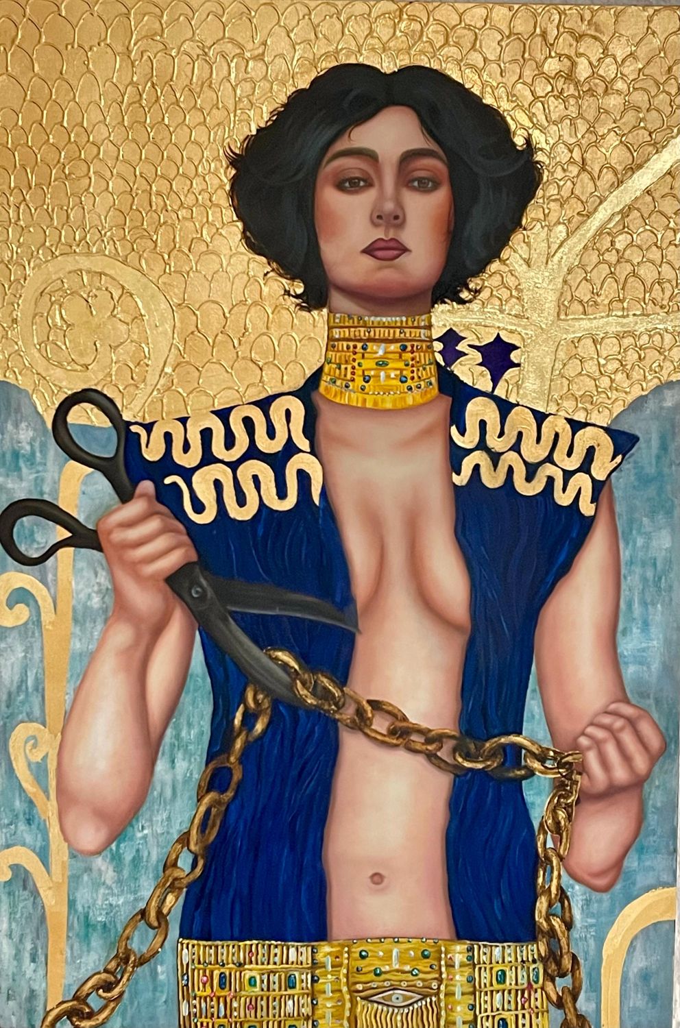 Obra de Gabriela Ruíz: mujer de vestido azul que sostiene unas tijeras y una cadena rota, sobre fondo de oro